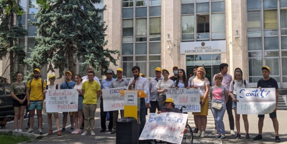FOTO // PAS Youth, după demiterea lui Ion Iovcev de către Lilia Pogolșa: Jos miniștrii lui Dodon